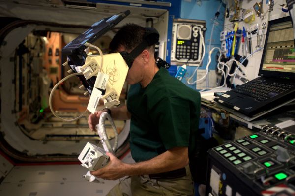 insolite astronaute masque nasa realite virtuel