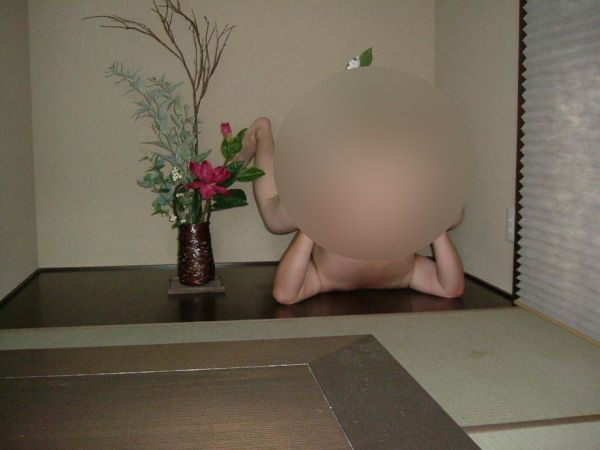 insolite cache-cache champion fesse fleur homme vase