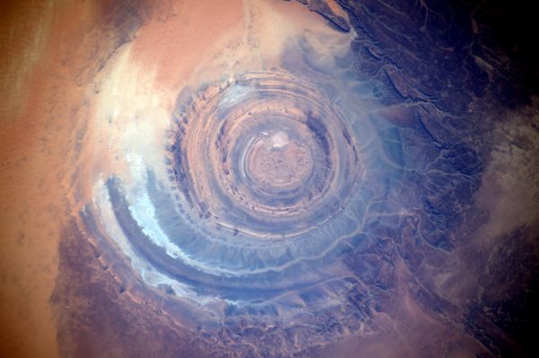 insolite afrique desert espace oeil sahara trou