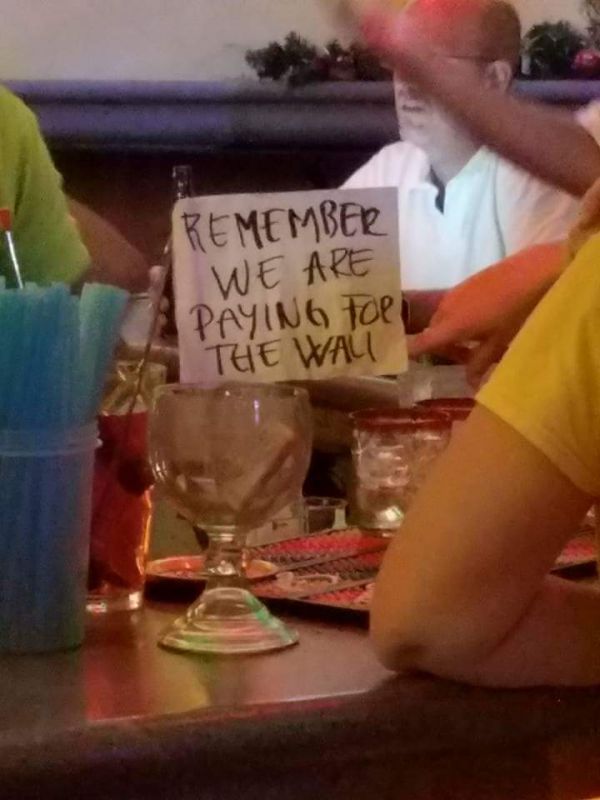 insolite bar bol mexique mur pourboire