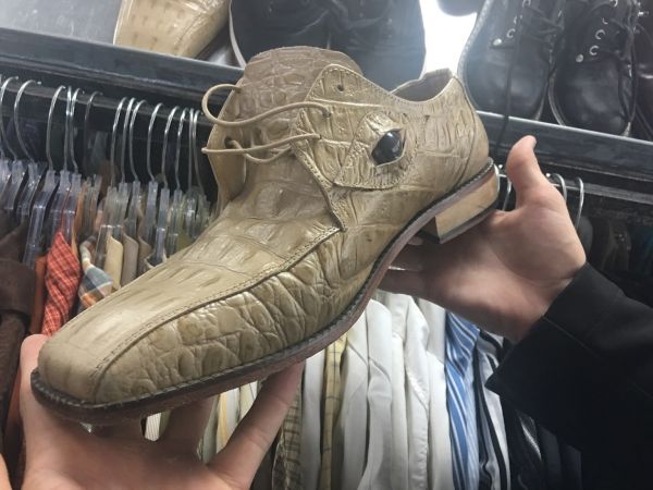 insolite chaussure crocodile oeil peau