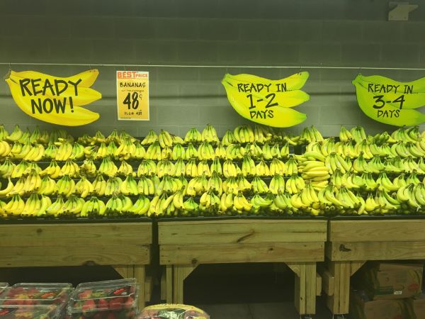 insolite banane date etalage magasin rayon tri