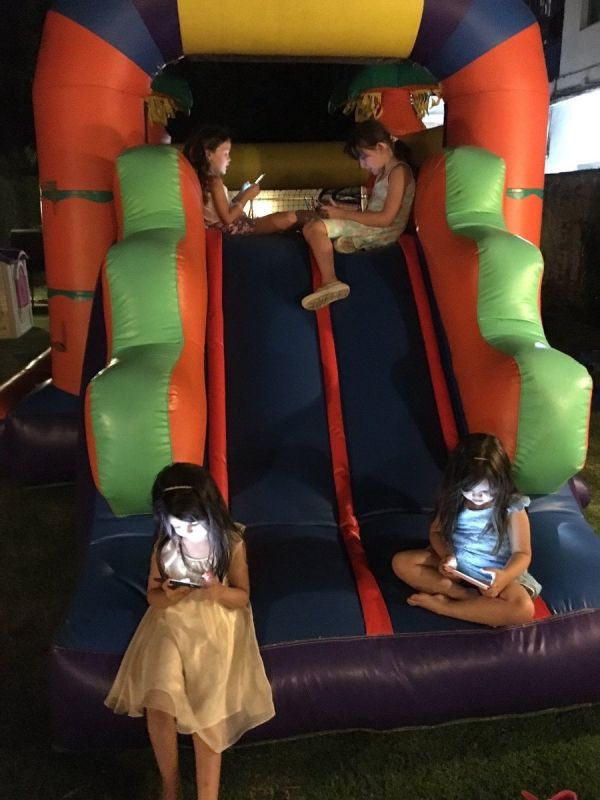 insolite fille gonflable tablette telephone toboggan