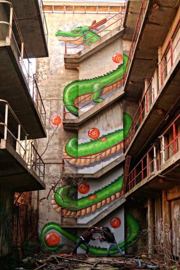 insolite ball dragon escalier graffiti