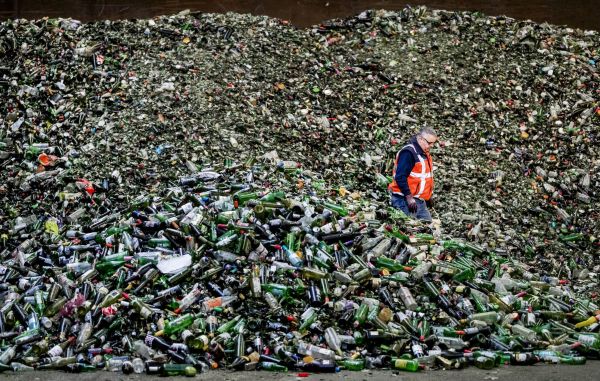 insolite an bouteille fete noel nouvel recyclage usine vide