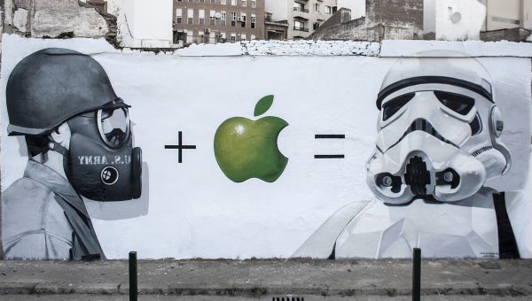 insolite apple gaz graffiti masque pomme soldat stormtrooper