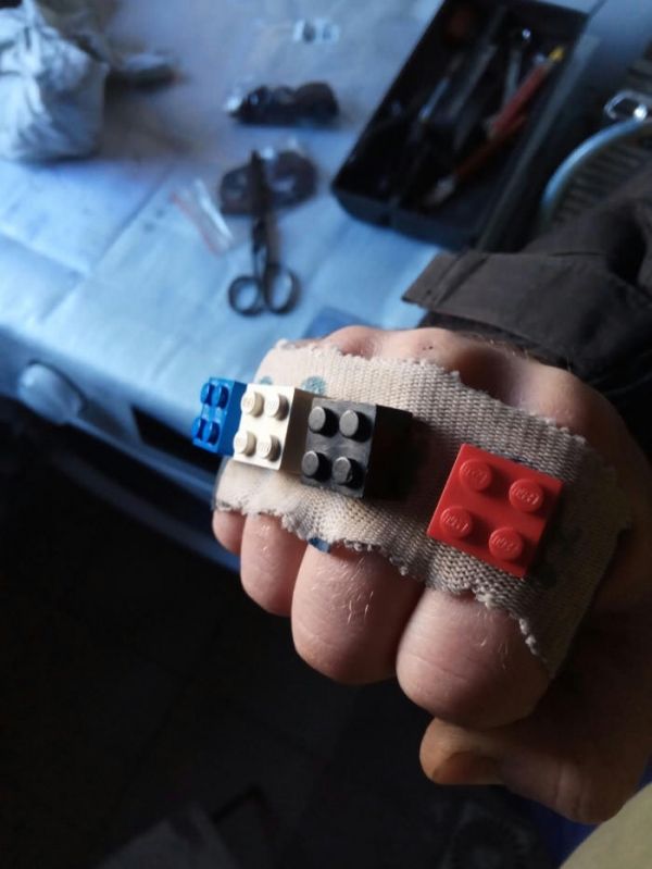 insolite americain brique lego poing