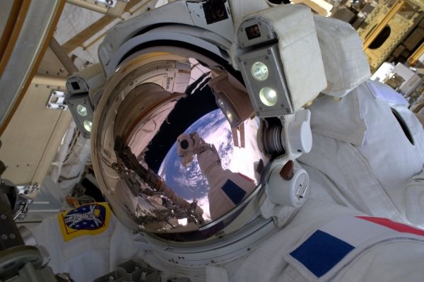 insolite astronaute espace pesquet selfie thomas