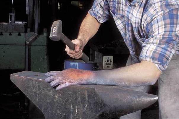 trucage insolite enclume forge main