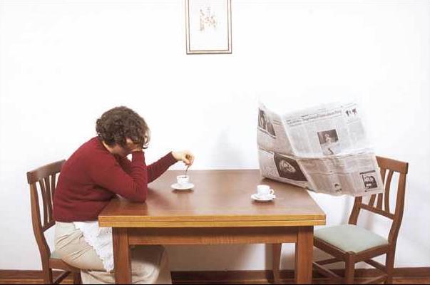 trucage insolite cafe avec homme invisible