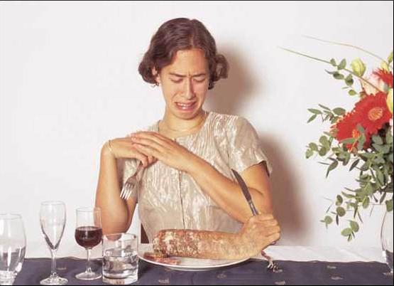 trucage bras en forme de saucisson insolite