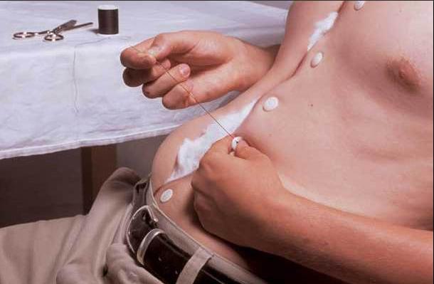 trucage ventre couture bouton insolite