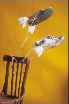 trucage insolite chaussure volante