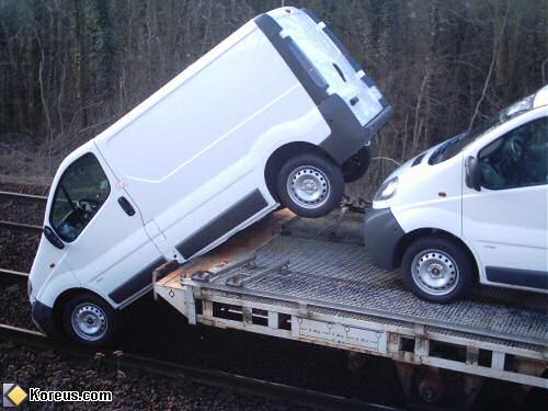 image voiture train camionnette van tombe du wagon humour insolite