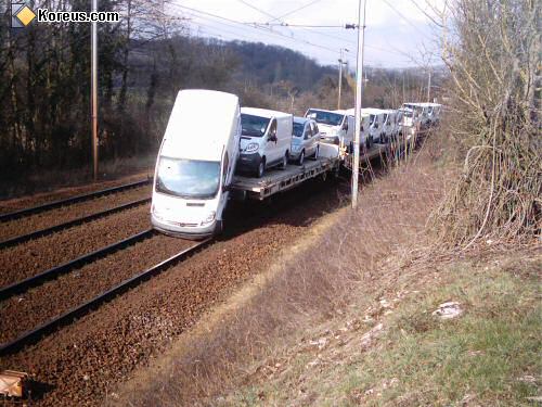 image voiture train camionnette van tombe du wagon humour insolite