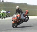 moto chute roue Rigolo sur une moto