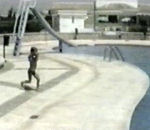 enfant rate Plongeon dans la piscine