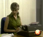 secretaire ecrire Blonde et machine à écrire