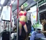 rasage Une femme dans le métro