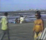 femme claque fesses Régis à la plage