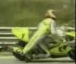 accident course moto Acrobatie en course pour éviter une chute
