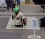 marionnette spectacle imitation Yoda Spears