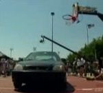 dunk basketeur Dunk au dessus d'une voiture
