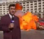 roumanie voiture Une voiture en feu fonce sur un journaliste