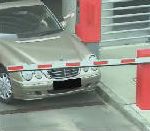 parking barriere volant Femme au volant (d'une Mercedes)