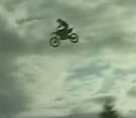 2005 Ryan Capes fait un saut de 95m avec sa moto