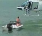 eau bateau Régis remorque un bateau avec son hélicoptère