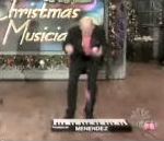 jongleur show Merry Christmas avec un piano et des balles