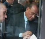 crotte doigt Berlusconi la grande classe