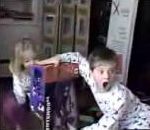 enfant fille garcon La joie d'avoir une Nintendo 64 à Noël