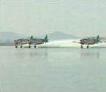 at-6 Des avions roulent sur l'eau