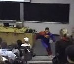 etudiant cours Superman en amphi