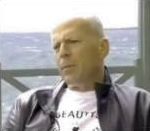 vague Bruce  Willis dans le creux de la vague à Cannes