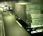 camion accident carambolage Embouteillage dans un tunnel 