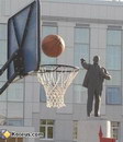 statue Lenine joue au basket