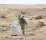 soldat laver Une grenade dans une machine à laver