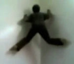 plafond Un enfant ninja grimpe au mur