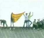 tribune football supporter Supporter sur le toit d'une tribune