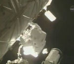 espace astronaute Un astronaute perd une caméra dans l'espace