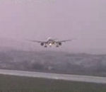 gaz avion Atterrissage d'un avion pendant un typhon