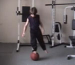 ballon basket Un enfant en équilibre sur un ballon