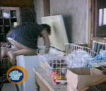congelateur nettoyage Une femme nettoie son congélateur