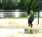 chute eau flaque Un enfant sur une balançoire