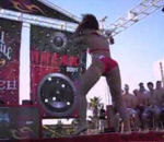 fille chute Une fille en bikini danse sur scène
