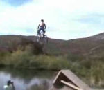 saut plongeon velo Compil de sauts en vélo dans un étang