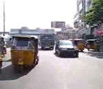 circulation dangereux Traverser une route en Inde